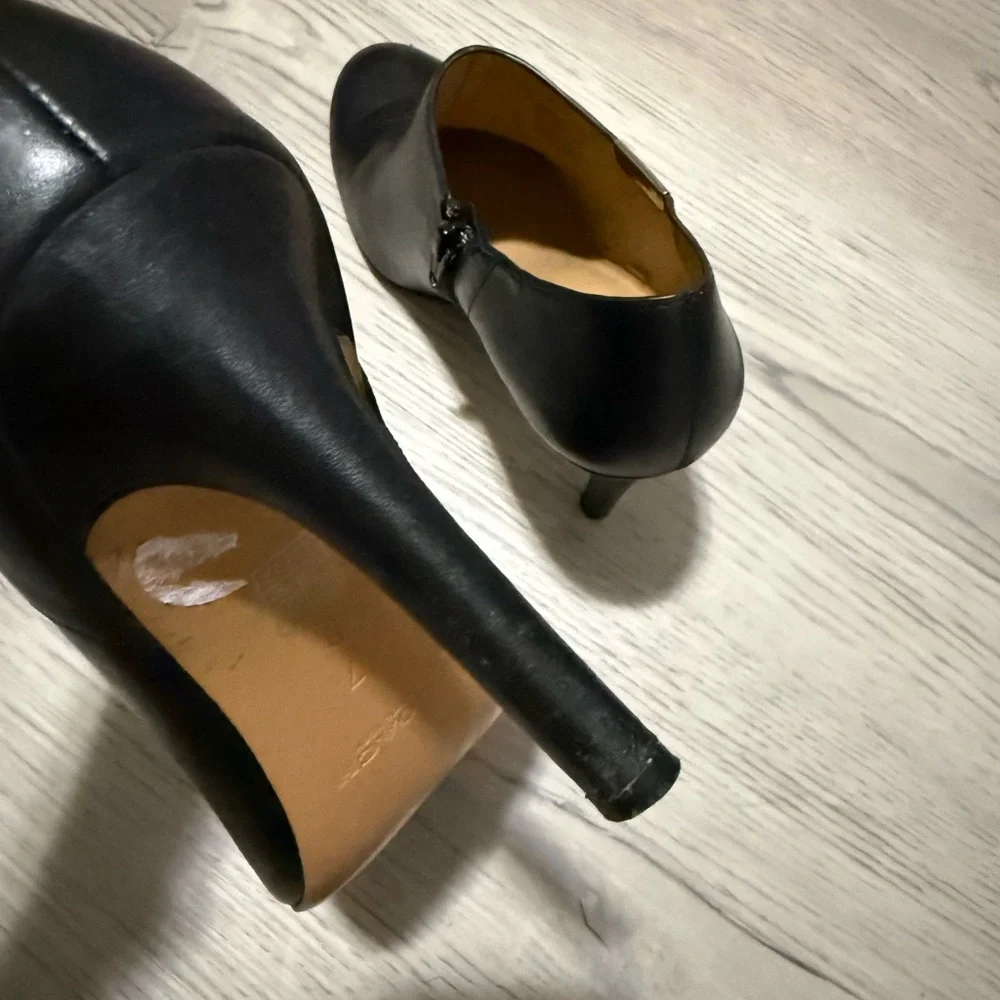 Coach Black Leather Ankle Booties Womens Size 7 Side Zip Heel Classic Pumps